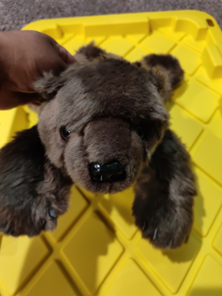 Oso polar de peluche de artistas de vida silvestre 11 en invierno 2010 acostado marrón lindo oso