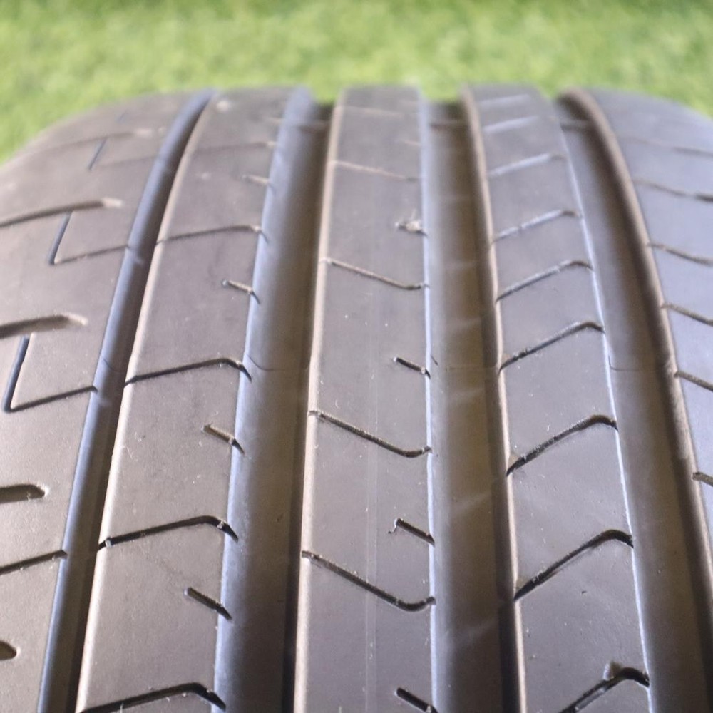 255 40 21 Pirelli PZero PZ4 80% Tread 7/32 102Y #27185