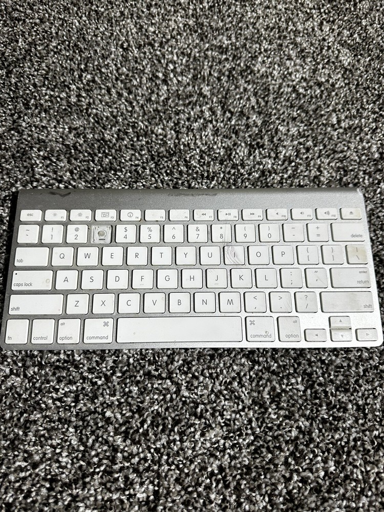 Apple A1314 Wireless Keyboard with White Keys and Aluminum Metal Base MC184LL/A