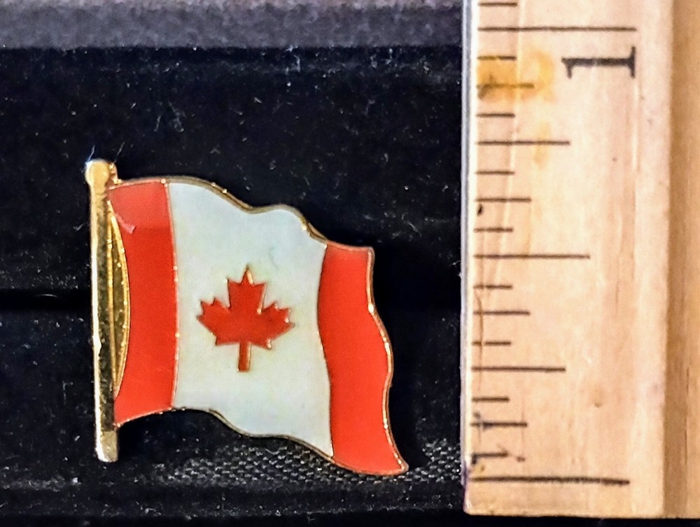 Vintage Canada Maple Leaf Flag Collectible Lapel Pin A-1