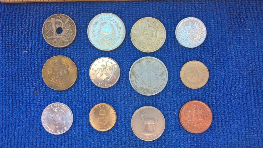c / A collection of many foreign/global coins