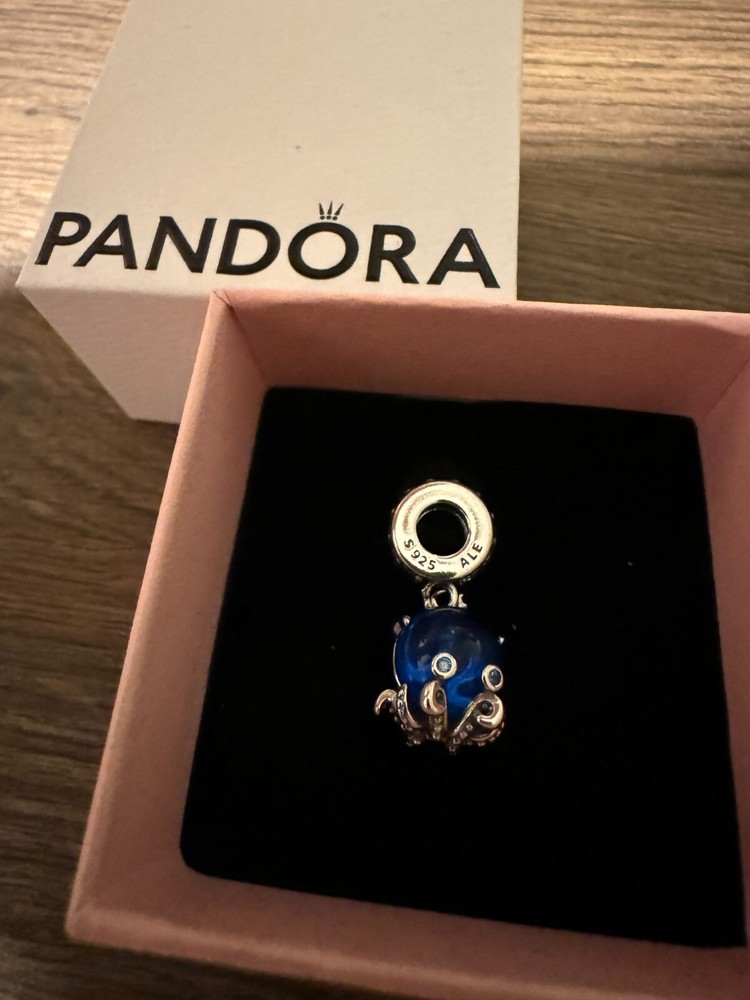 NEW PANDORA Hanging pendant of a delightful octopus made of Murano glass.