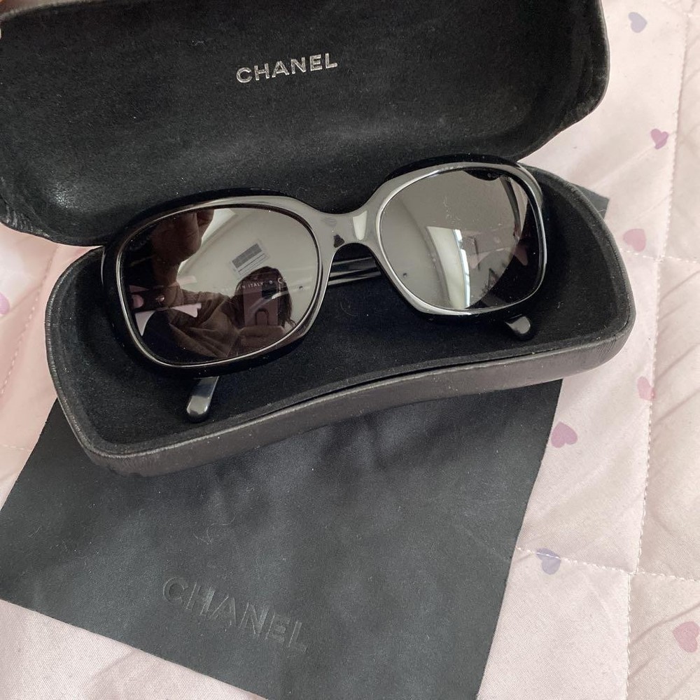 CHANEL Black Round Sunglasses with Ribbon Motif - Stylish Women's Fashion Accessory