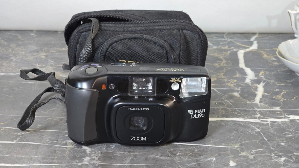 Fuji DL-190 Zoom 35mm Film Camera with Case - Black Point & Shoot
