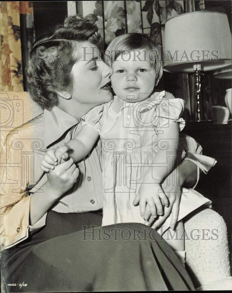 1952 Press Photo Actress Joan Fontaine with Daughter Deborah - kfp13637