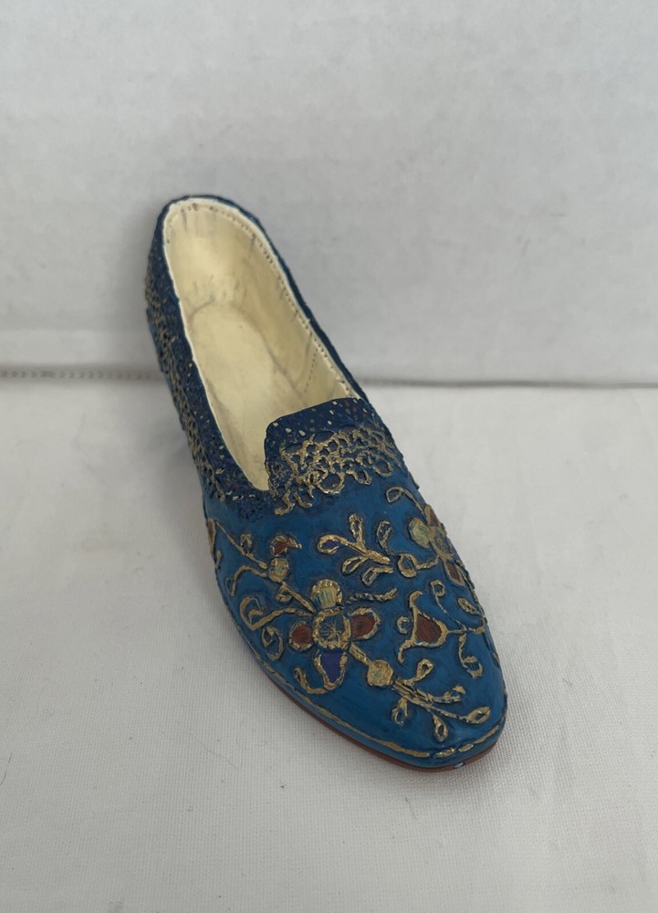 Raine Willitts The Empress 1998 Figurine #25012 Just the Right Shoe