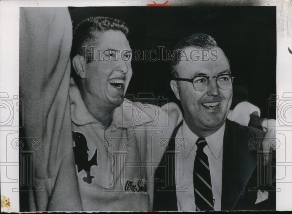1954 Press Photo Runner Wes Santee with coach Bill Easton after record mile run