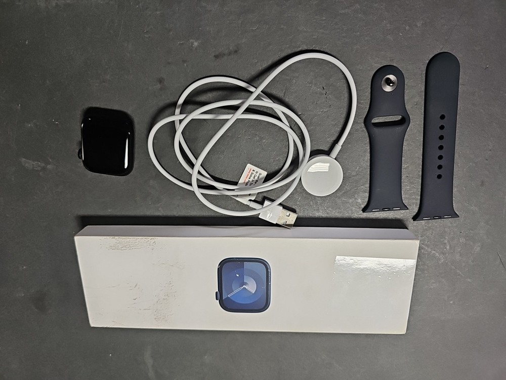 Apple Watch SE 2nd Gen 40mm GPS Midnight Case w Blue Silicone BandMXEA3LL/A 2024