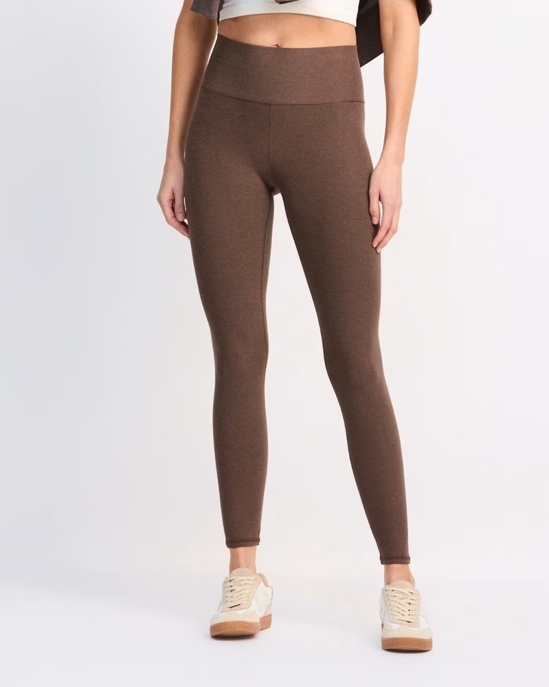 Vuori Clean Elevation Performance Legging 2.0 in Brown with Pockets for Gym & Athleisure