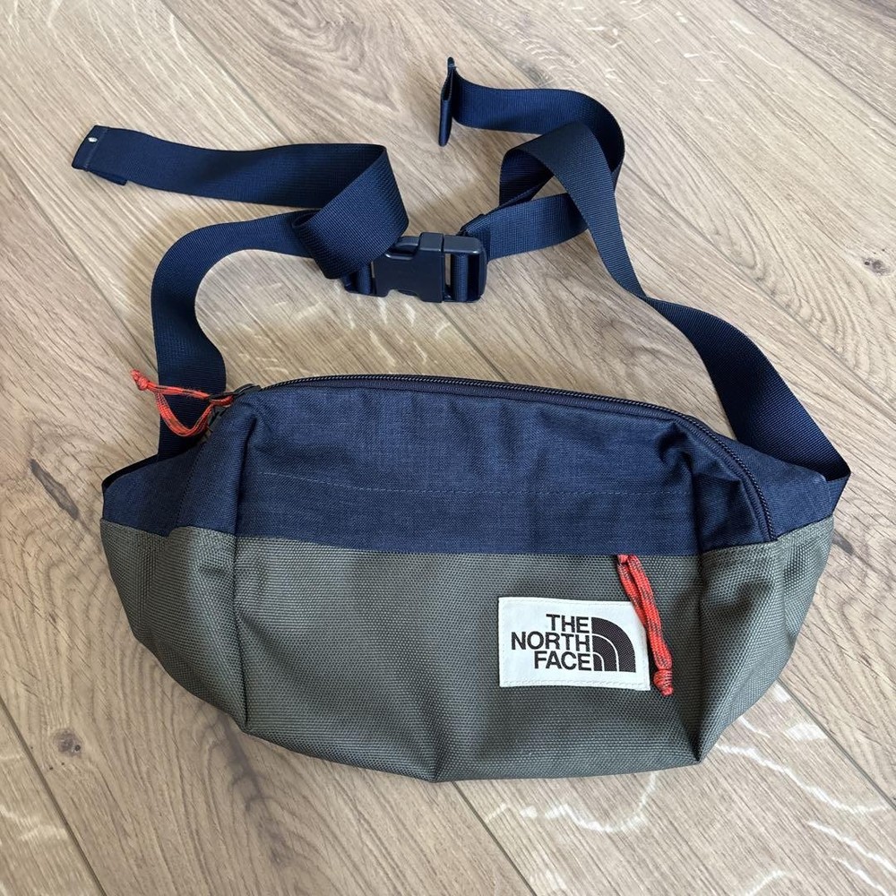 The North Face West Body Bag - Stylish Durable & Easy-to-Use Travel Essential