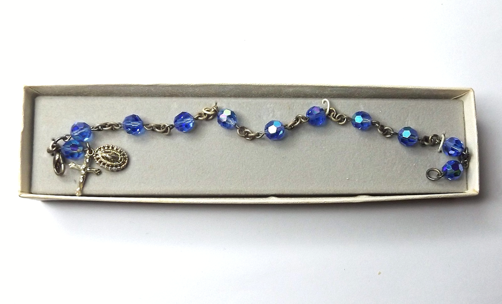 VTG RELIGIOUS CREED Blue Glass Beads Jesus Crucifix & Mary Medal ROSARY BRACELET