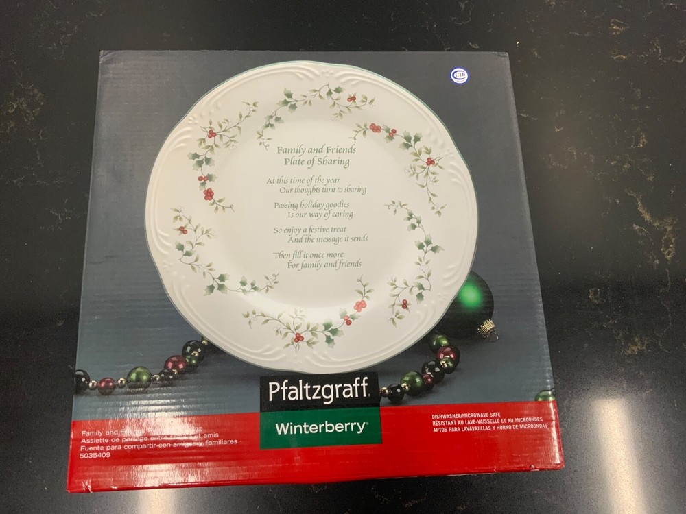 Pfaltzgraff Winterberry 12-Inch Christmas Dessert Plate for Family Gatherings