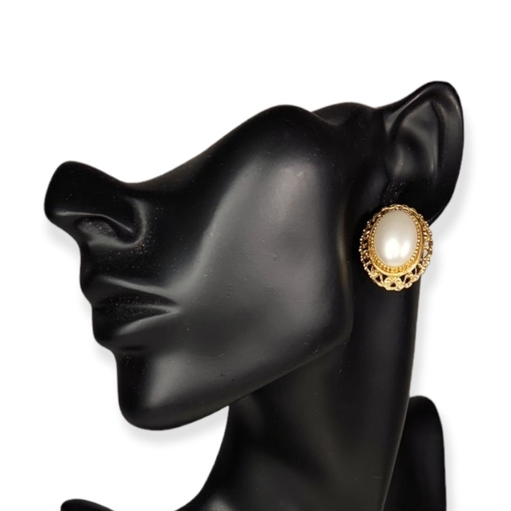 EUC VINTAGE 90's Classic Ornate Pearl Cabochon Earrings