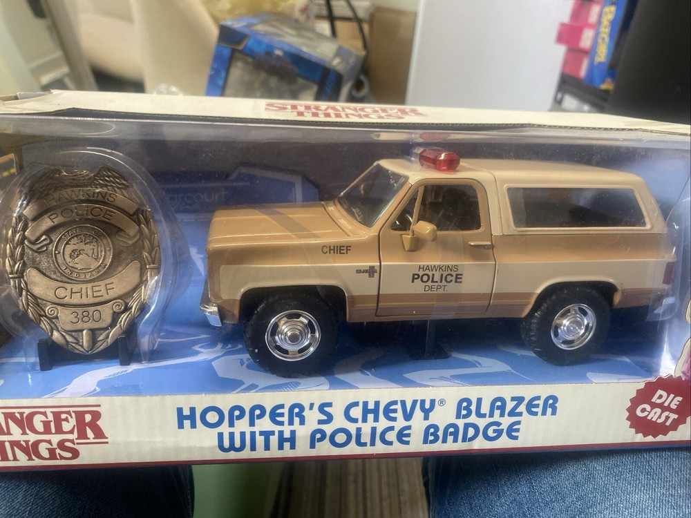 NICE 1:24 JADA Hollywood Rides Stranger Things Hopper's Chevy Blazer w/ Badge