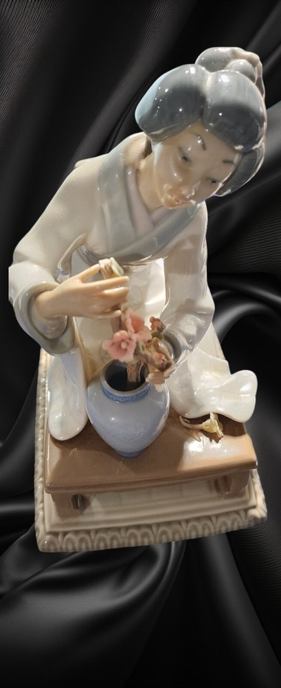 Vintage Lladro 4840 Oriental Flower Arranger Figurine Asian Woman Missing Flowers