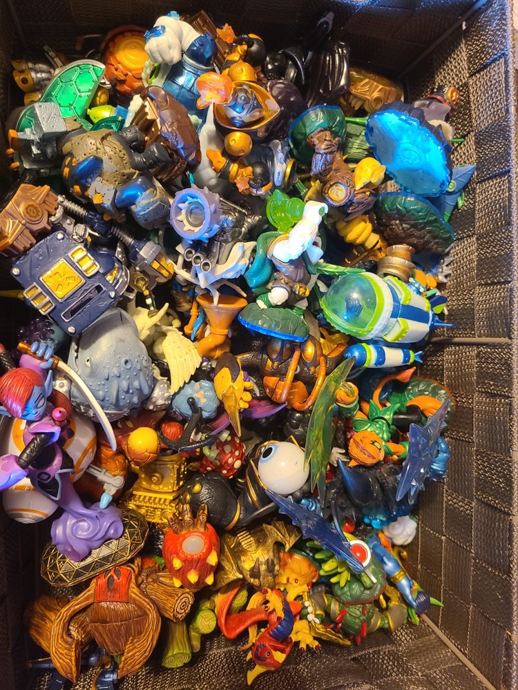 Large Lot: Skylanders (Miscellaneous)