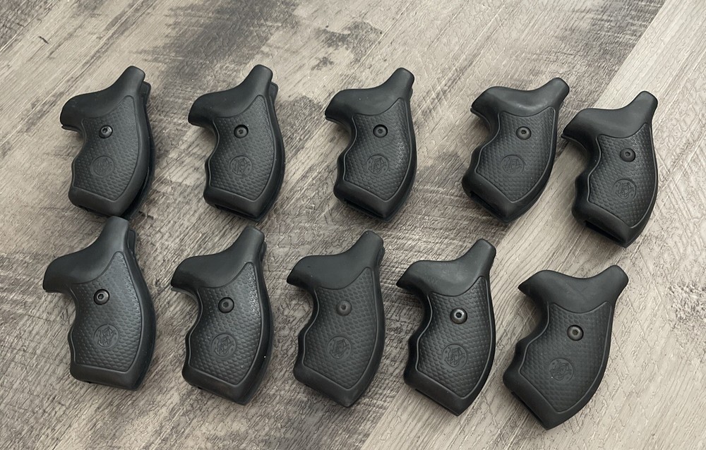 Smith & Wesson Factory OEM Fits J Frame Round Butt Rubber Boot Grips Logo