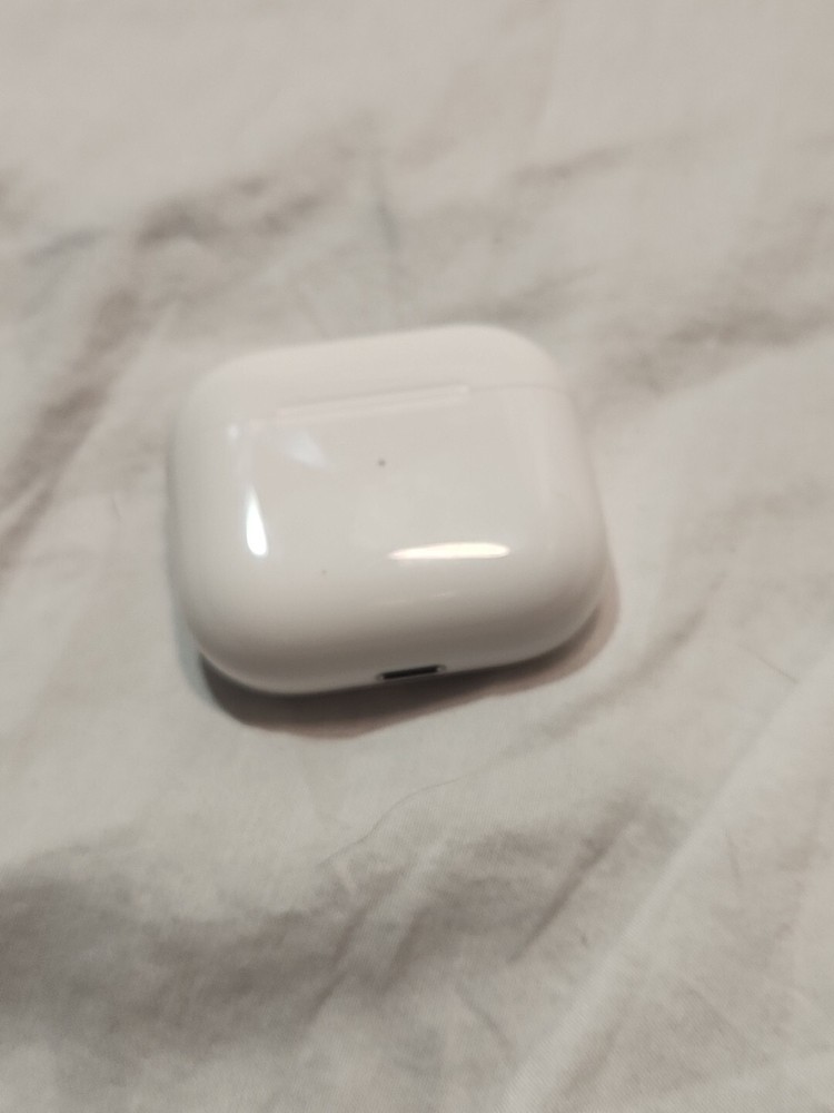 Apple AirPods White Case A2897 with AirPods A2564 Refurbished SW Ready