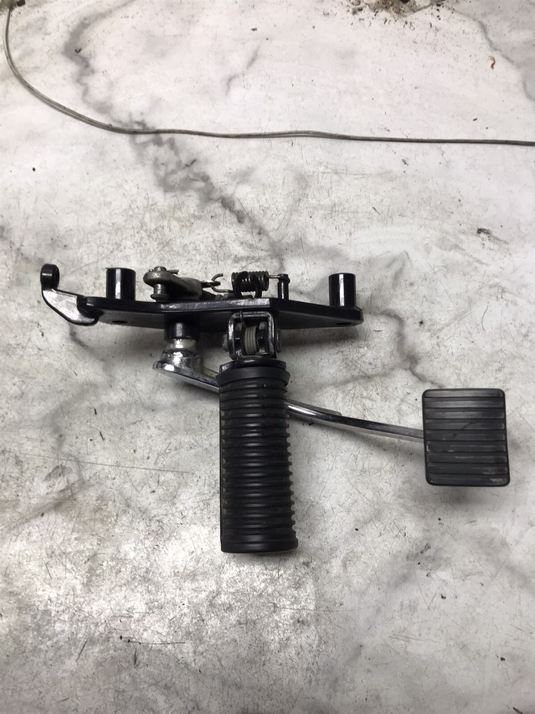 04 Kawasaki VN 800 B Vulcan Classic front right foot rest peg mount brake pedal