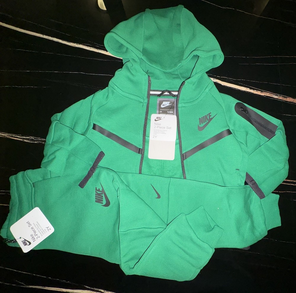 Nice Green Kid Nike Tech Set (Size 2Y)