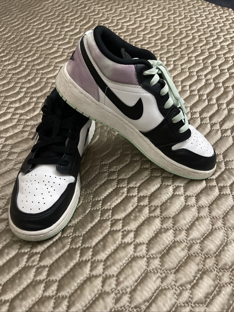 Nike Air Jordan Youth Size 6 Black/White/Green Low to Sneakers. Great Condition