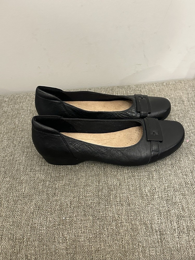 Clark’s Women’s Black Leather Flats Size 7