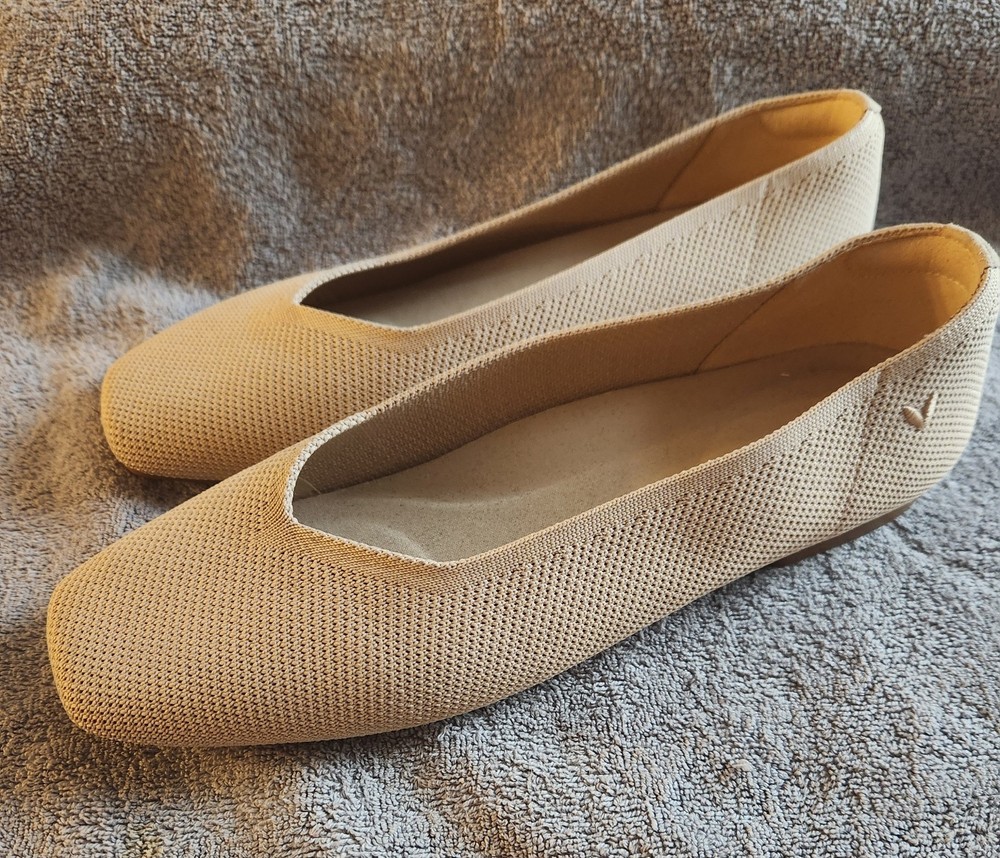 Vivaia Women's Beige Square-toe Margot V-Cut Flats U.S. Size 8/EU 38.5