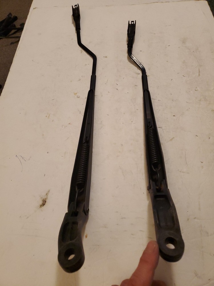 2005-2010 PONTIAC G6 FRONT  LEFT & RIGHT WINDSHIELD WIPER ARMS OEM