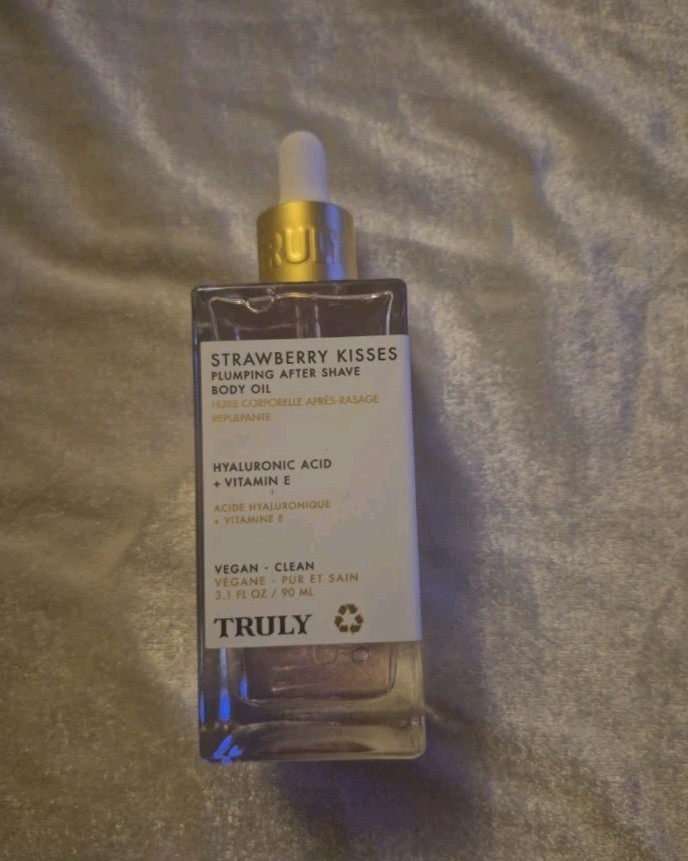 TRULY STRAWBERRY KISSES PLUMPING AFTER SHAVE BODY OIL
