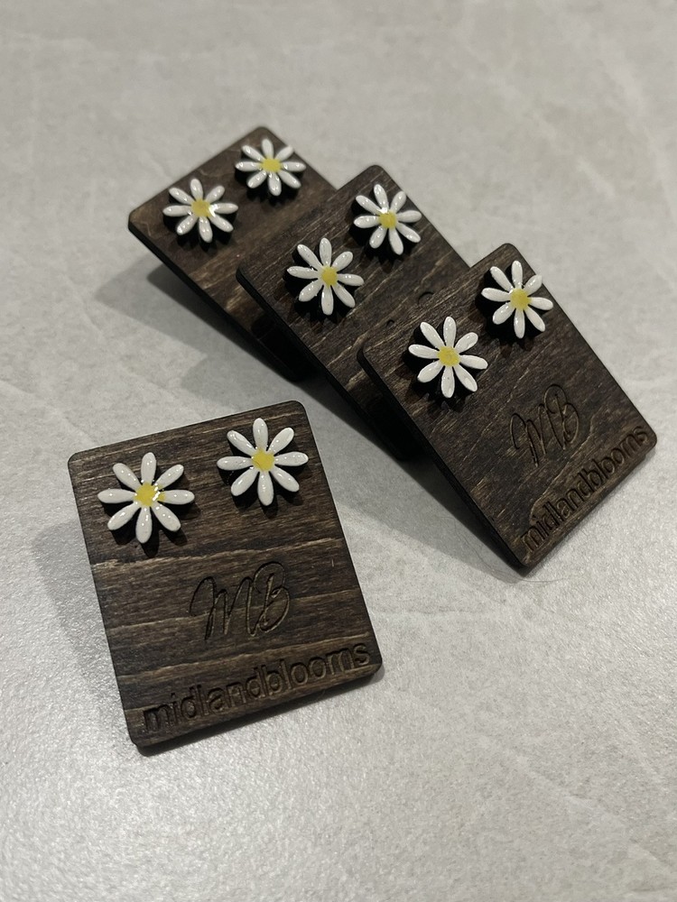 🌼White Daisy Flower Stud Earrings Handmade Gorgeous For Any Occasion!🌼