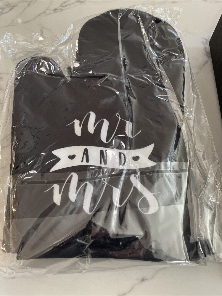 Mr.&Mrs. Right Apron Set, Couples Gift Set for Bbq,Cooking Mittens & Lug Tags