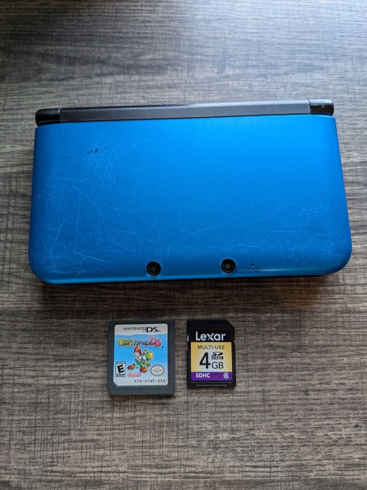Nintendo 3DS XL Blue + 4GB SD card and Yoshie Island
