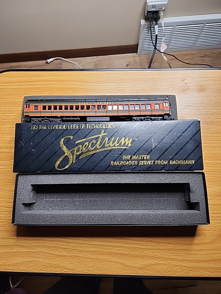 Bachman Spectrum 89032 HO Great Northern Coach #961