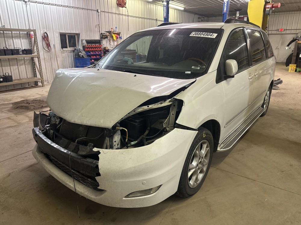 Used Driving Light fits: 2006 Toyota Sienna Fog-Driving bumper mounted Grade B