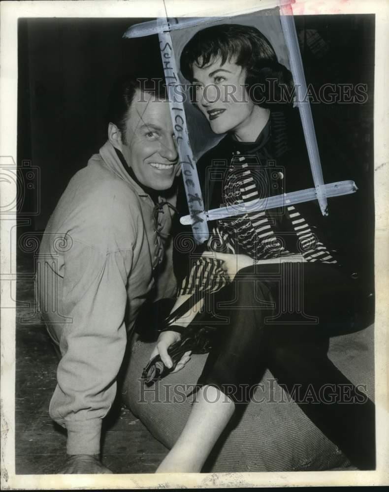 1958 Press Photo Actors Paula Raymond & Richard Coogan on 