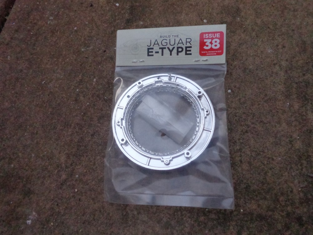 1/8 DEAGOSTINI BUILD YOUR OWN THE JAGUAR E-TYPE CAR ISSUE 38 PART
