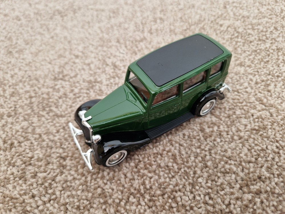 CORGI SOLIDO 1/43 CLASSIC 1936 FORD V8 GREEN DIECAST MODEL CAR