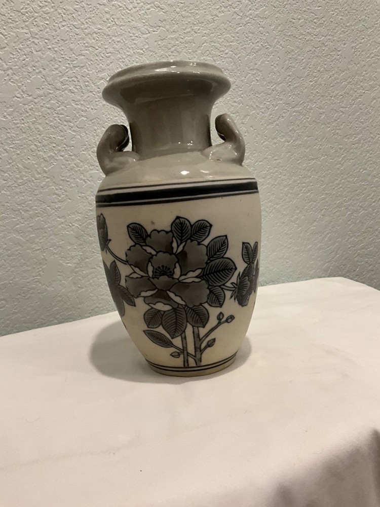 Rare two-finish stoneware vase with handles. 10