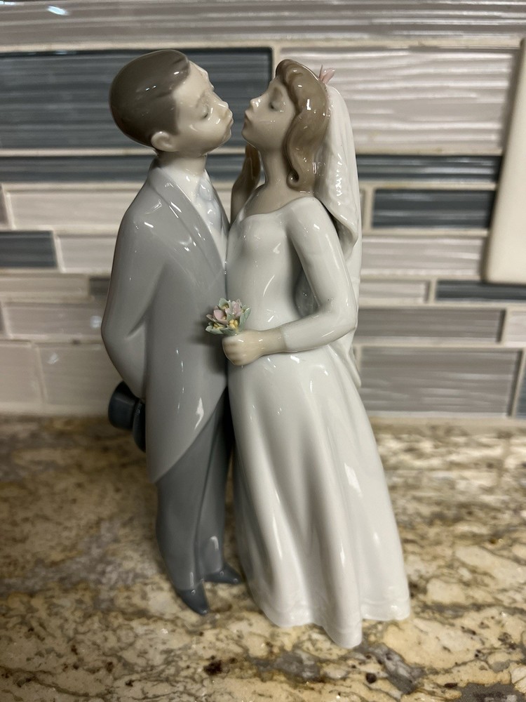 Lladro 6620 A Kiss To Remember 7.5-Inch Bride and Groom Wedding Figurine
