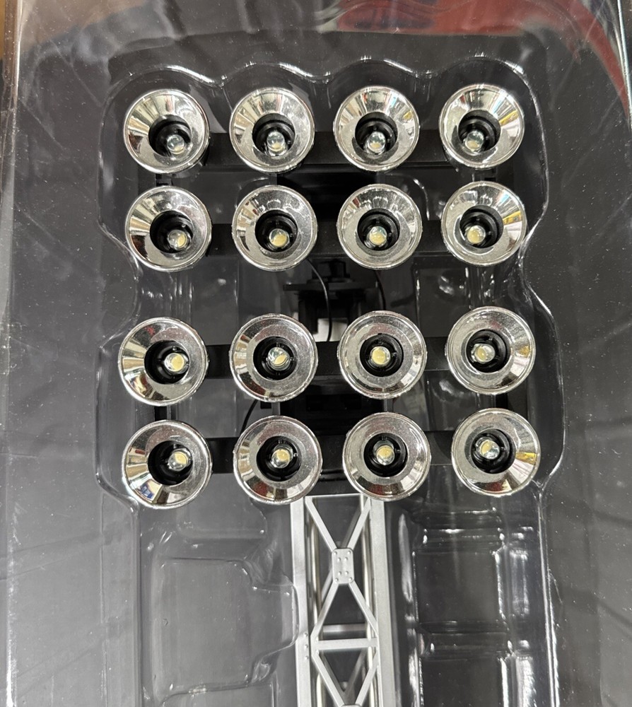 LIONEL DOUBLE FLOODLIGHT TOWER PLUG-N-PLAY train track lighting 6-82013