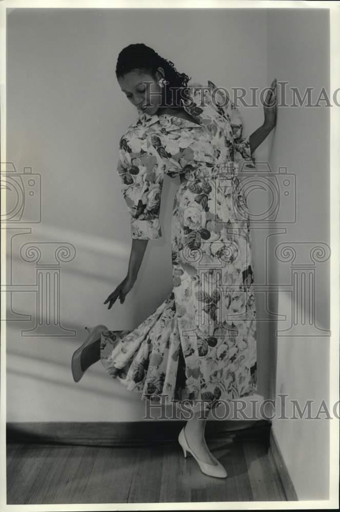 1986 Press Photo Women's Fashion Model in Floral Dress - syp43135