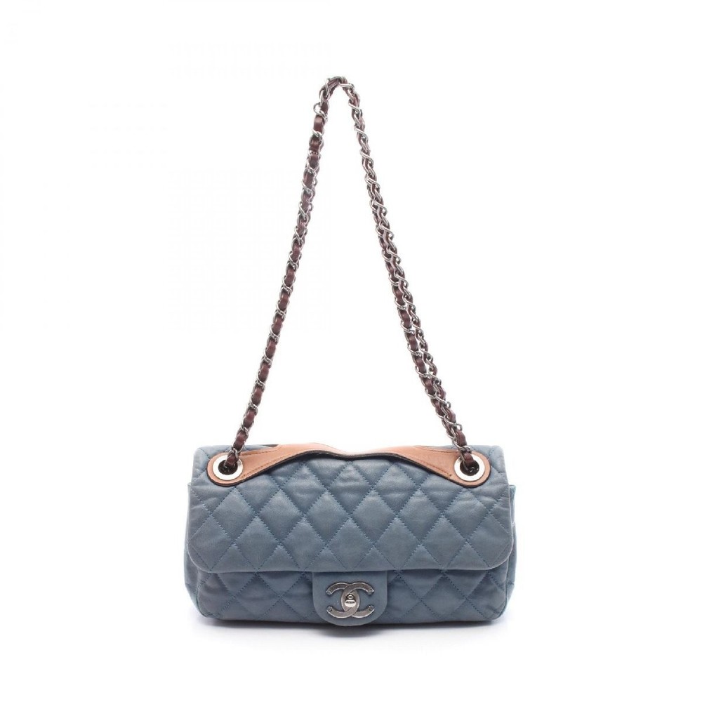 Chanel Matelasse Leather Shoulder Bag in Calfskin 574849