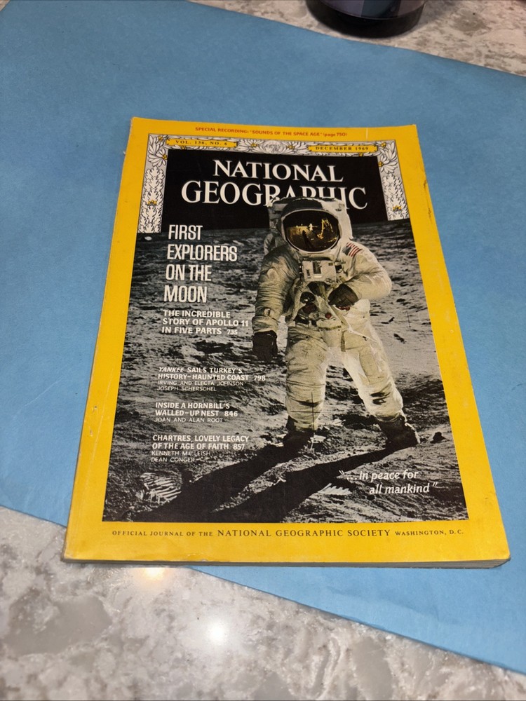 National Geographic December 1969 Apollo 11 Landed on The Moon (without Record)