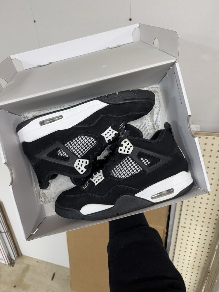 Jordan 4 White Thunder - Size 8.5