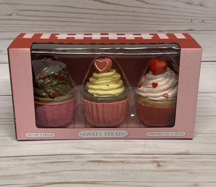 ❤️NIB Sweet Treats Valentine Themed Cupcake Trio