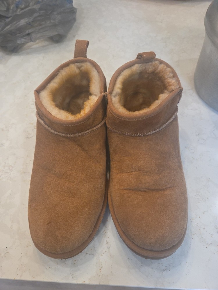 LL Bean Suede And Lambs Fur Slippers.  Size 9 Medium. Model 515388