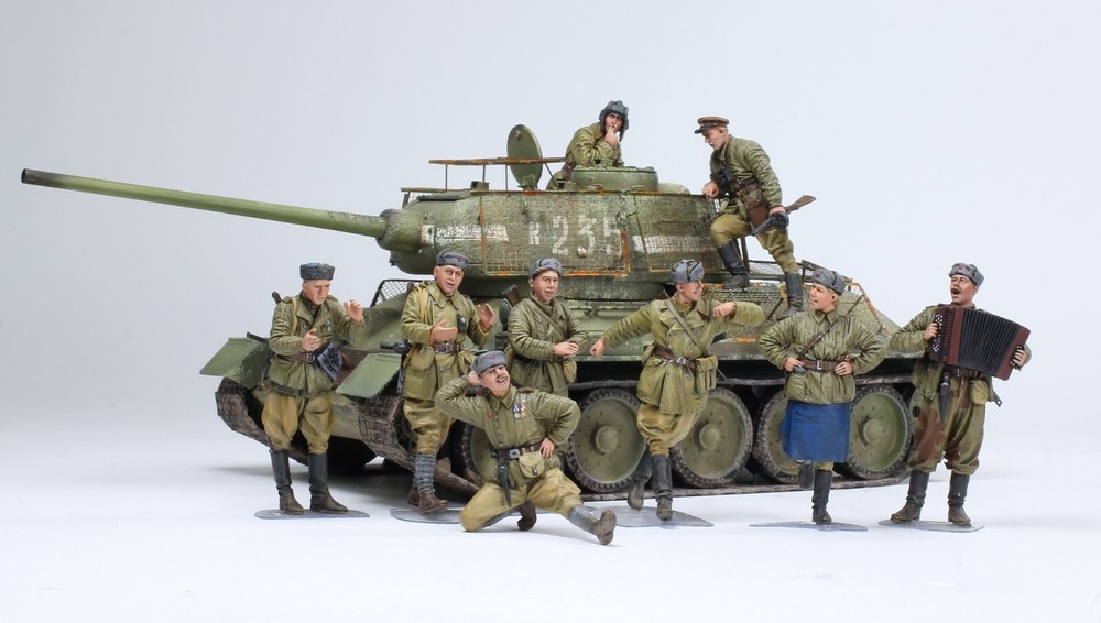 PreSale Set 9 1:35 ProPainted Soviet Soldiers Celebrating Victory 1945, WW2-image