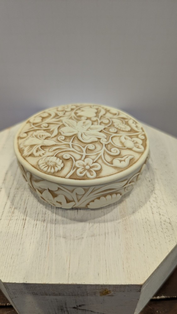Elegant Hand-Painted Porcelain Trinket Boxes for Jewelry Storage