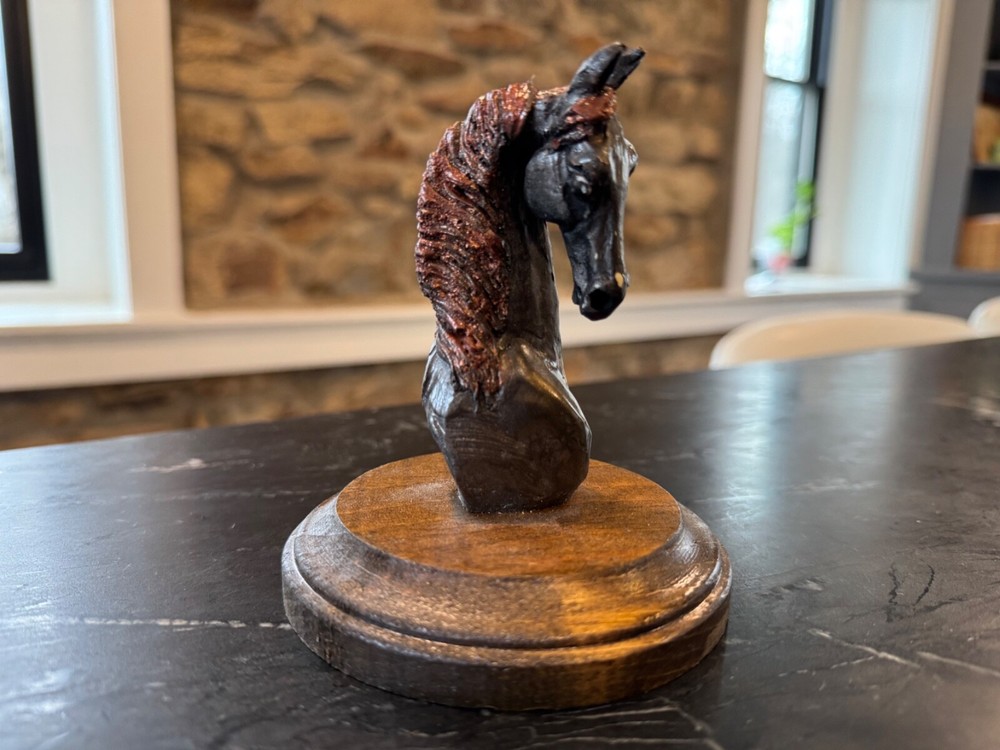 horse bust carving decoration