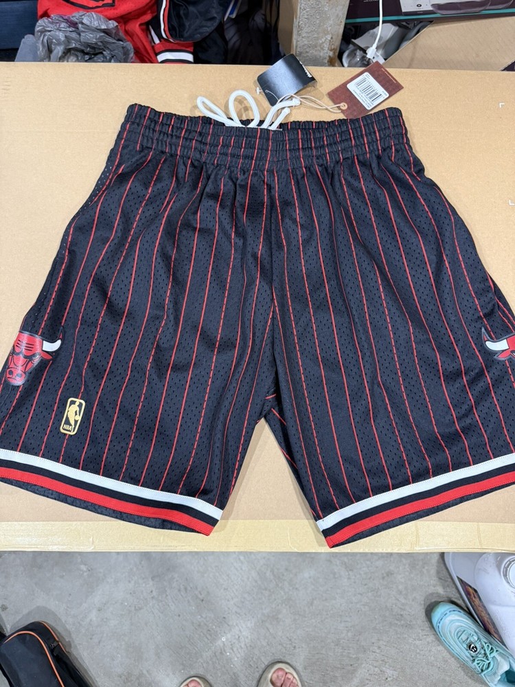 New Chicago Bulls 1996-97 NBA Mitchell & Ness Alternate Swingman Shorts
